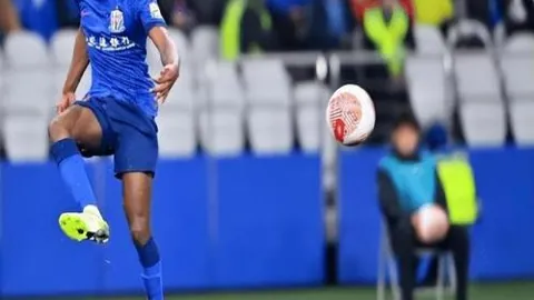 羽联总决赛：凡尘与圣坛携手飞跃，“梁王”与图欧共攀晋级高峰